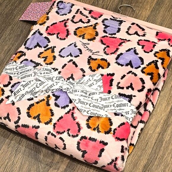 Juicy Couture Home Plush Heart Printed Throw Blanket - Picture 3 of 7